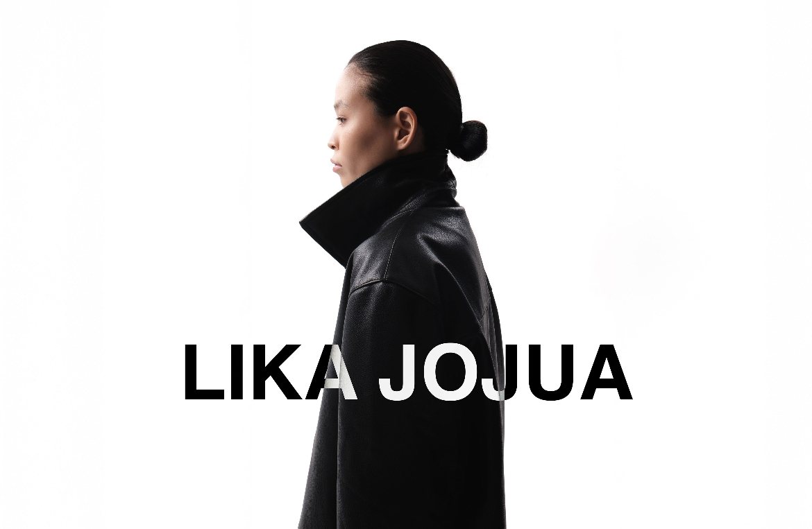 Lika Jojua, profil en manteau de cuir noir