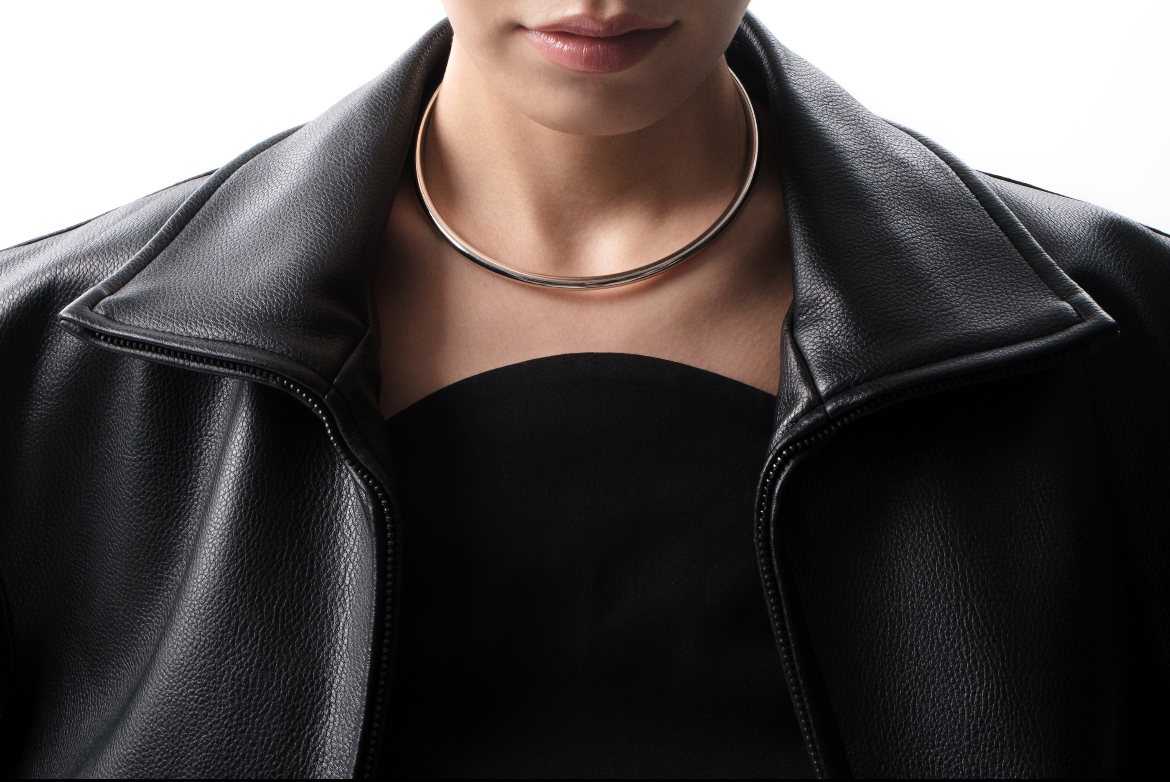 Collier rigide sur col de cuir